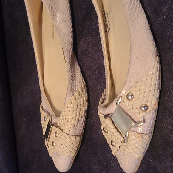 VINTAGE OFF-WHITE SNAKESKIN pointed flat with gold hardware - Picture 2 of 4